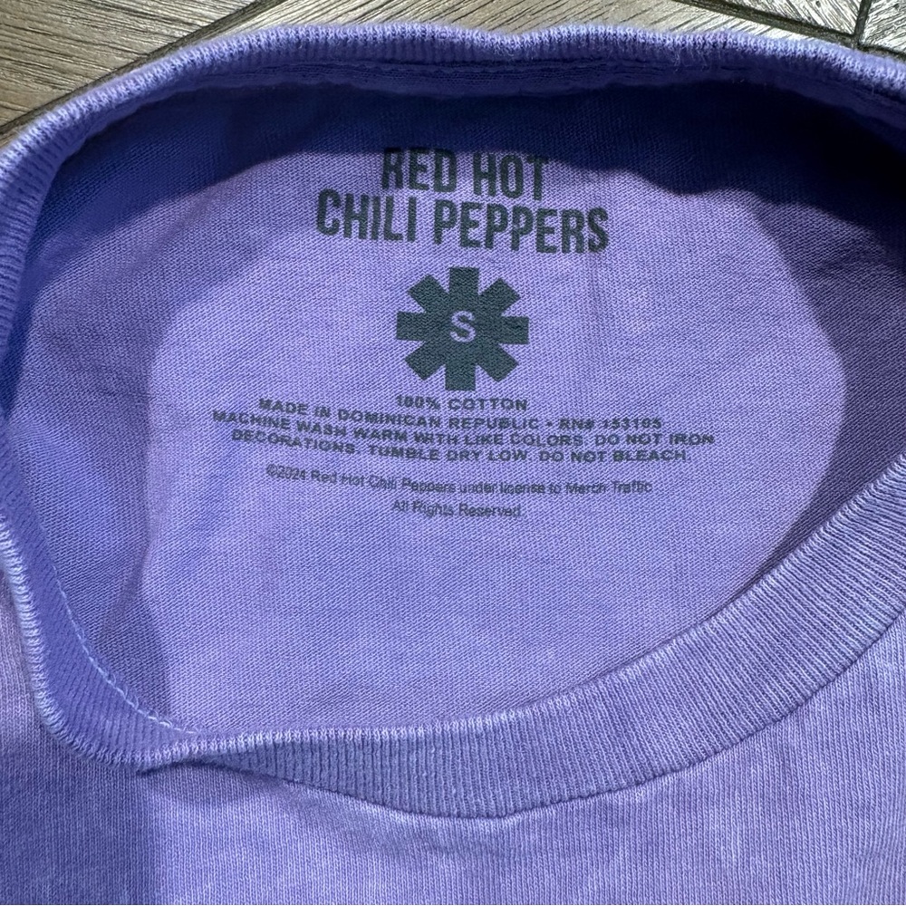 Red Hot Chili Peppers Lips Purple Rock T-Shirt Size Small - Picture 5 of 5